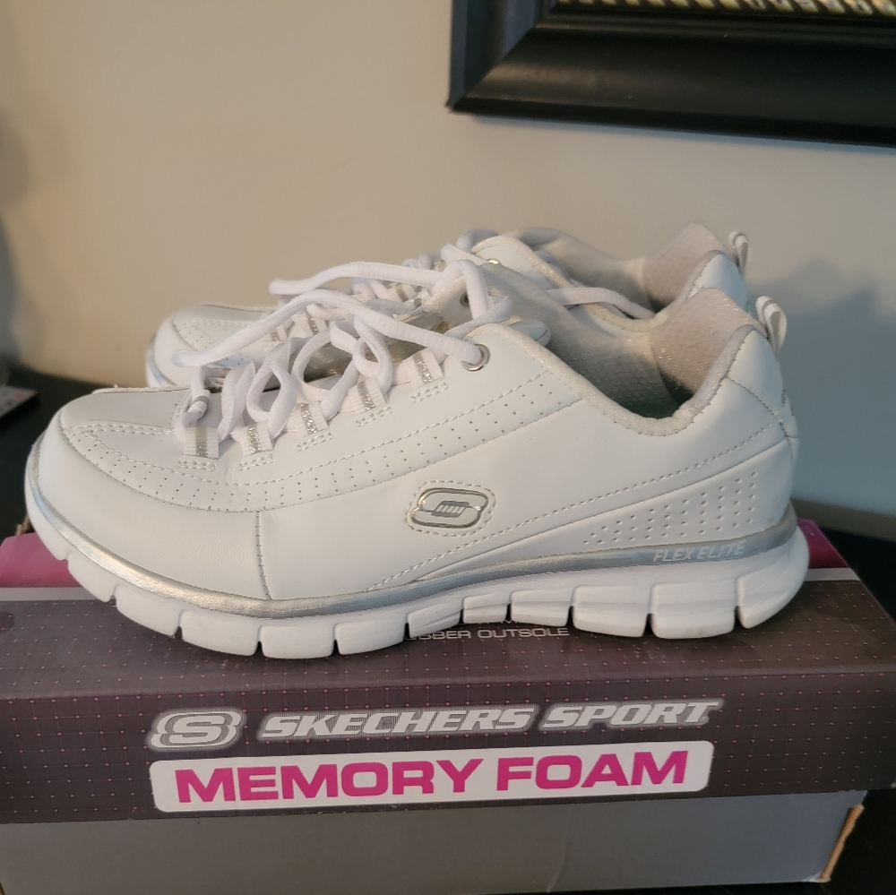 Sketchers walking shoes - Picture 3 of 5